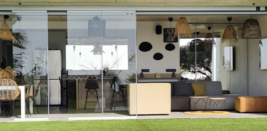 Gardez une vue panoramique avec le rideau de verre!